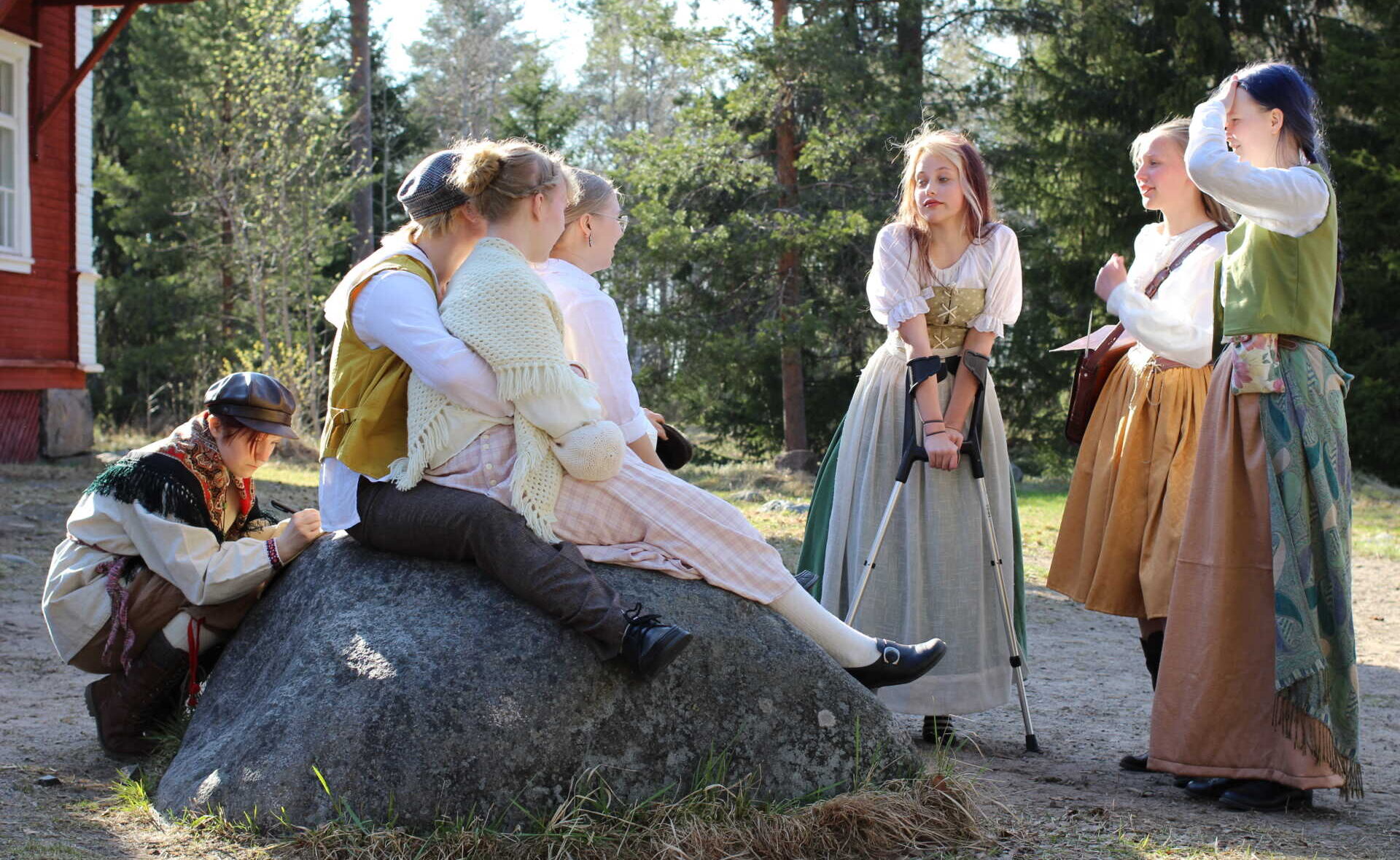 Nuoria Helavalkeat-liveroolipelissä keväällä 2023. Kuva: Elli Ojala.